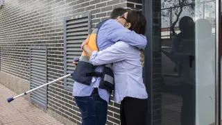 La víctima del apuñalamiento abraza al enfermero de la Policía Nacional que le salvó la vida.