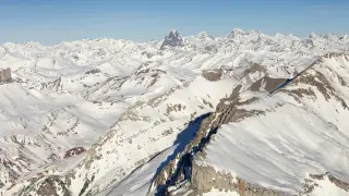 Vista aérea de los Pirineos aragoneses nevados.