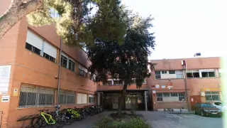 Entrada del centro público integrado de FP Los Enlaces, donde los alumnos aparcan sus bicis y patinetes.