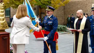 El general José Luis Ortiz Cabañate entrega la bandera de la Jefatura de Movilidad Aérea a la madrina María Dolores López, una zaragozana ligada al Ejército del Aire.