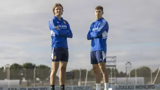 Javi Bernal y Jorge Rastrojo, futbolistas del filial del Real Zaragoza formados en el Diocesano, analizan y describen al rival copero.