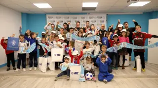 Los jugadores del Real Zaragoza, con los niños de Aspanoa