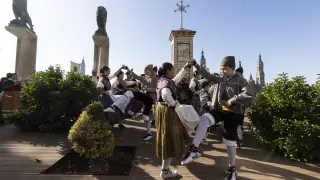 Un grupo de joteros del grupo La Fiera baila junto al peirón que recuerda la antigua iglesia de Altabás en el Arrabal.