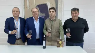 Francisco Berroy, presidente de la D.O., José Luis Romeo, padre e hijo, responsables de la bodega, y el viticultor Miguel Ángel Almanzor.