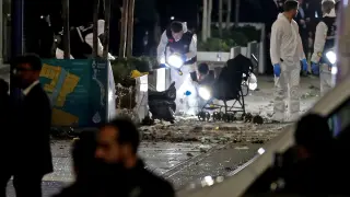 Investigadores analizan la zona de la explosión en Estambul