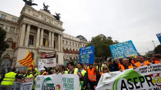 Los transportistas en la manifestación de hoy en Madrid.