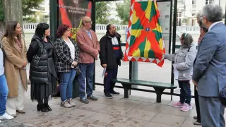 Momento del descubrimiento de los nuevos carteles en la parada de la plaza de Navarra.