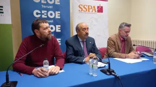 De izquierda a derecha, el vicepresidente de Cepyme José Antonio Guillén; el presidente de la DPT, Manuel Rando; y el secretario general de CEOE-Cepyme, Sergio Calvo.