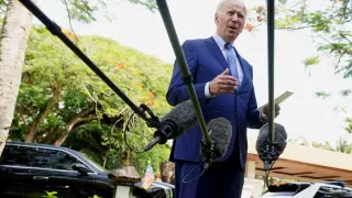 Biden atendiendo a los medios desde la cumbre de Bali