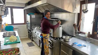 Cocinando en el refugio de Góriz.