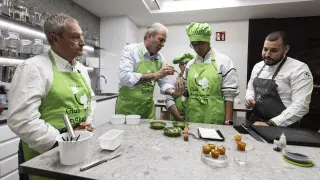 Jorge Azcón cocina junto a un alumno de Atades ante la mirada del chef Ramsés González.