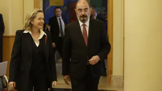 La vicepresidenta primera del Gobierno, Nadia Calviño, y el presidente del Gobierno de Aragón, Javier Lambán, este miércoles en Zaragoza.