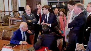 Pedro Sánchez, junto a Biden, Macron y otros líderes del G20 analizando la situación tras la caída del misil en Polonia