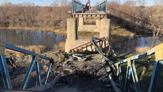 Puente destruido sobre el río Oskol