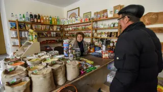 Un cliente comprando en Jersón, Ucrania, el pasado martes. UKRAINE RUSSIA CONFLICT