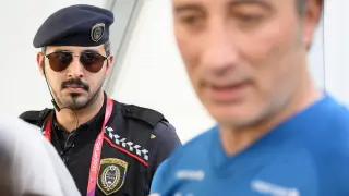 Un policía de Catar al lado del entrenador suizo en Doha.