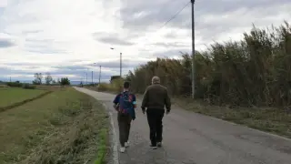 Fawaz Nahhas y su hijo Yunes, de 13 años, vuelven a casa andando por la carretera de Cogullada.