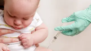Sanitario vacunando a un bebé.