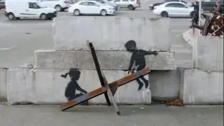 El polémico artista urbano británico Banksy ha confirmado la creación de siete grafitis en varios puntos del país invadido por Rusia.