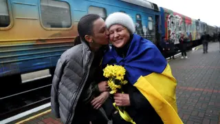 Anastasia besa a su madre a su llegada a Jersón desde Kiev en el llamado 'tren de la victoria'.