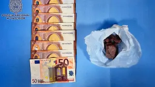 Droga y dinero incautados al detenido por la Policía Nacional en Huesca.