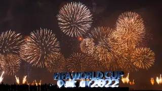 Fuegos artificiales en Doha horas antes del comienzo del Mundial de Fútbol 2022.