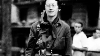 Simone Weil, con el fusil al hombro, en su foto más famosa de la Guerra Civil española. Esta es el motivo gráfico de portada de 'La Columna'.