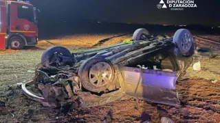 Una imagen del vehículo accidentado este domingo en la VP-24, a la altura de Cabañas de Ebro.