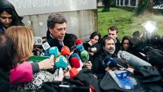 El empresario Juan Carlos Quer, padre de Diana, ofrece declaraciones a los medios de comunicación a su llegada a la Audiencia Provincial de La Coruña
