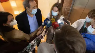 El gerente del Salud, José María Arnal, y la directora del Hospital Miguel Servet, María Bestué, atienden a los medios de comunicación este martes en el Hospital Provincial