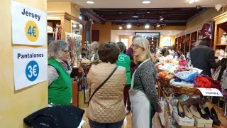 El Mercadillo Navideño Contra el Cáncer de Huesca está ubicado como en ediciones anteriores en la antigua tienda Rodrigo López (Coso Bajo, 32).