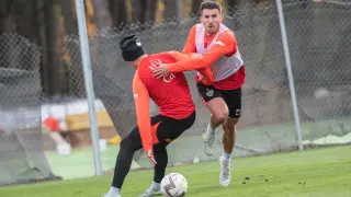 Valentín lucha por el balón durante el entrenamiento de este martes de la SD Huesca.