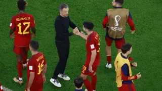 Luis Enrique saluda a los jugadores tras el partido.