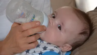 Bebé tomando leche.