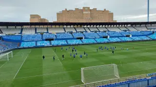 La plantilla del Real Zaragoza, este jueves en el entrenamiento llevado a cabo en La Romareda.