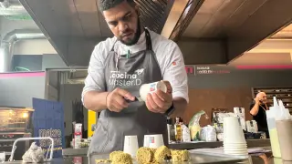 Fahad Aljaberi, preparando su receta