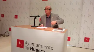 José María Romance, concejal de Hacienda, durante su comparecencia de este jueves en el Ayuntamiento de Huesca.