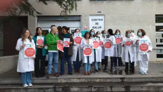 Concentración de personal sanitario contra las agresiones celebrada este mediodía a las puertas del centro de salud Torre Ramona