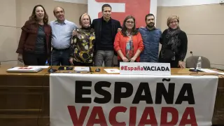 La coordinadora de España Vaciada, Inma Sáez –de rojo–, junto a otros miembros de la Ejecutiva.