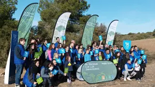 Trabajadores de Sanitas y Balay plantan 600 árboles en el Bosque de los Zaragozanos.