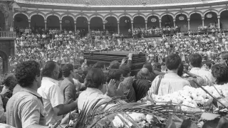 Vuelta al ruedo en la Maestranza de Sevilla con el ataúd con los restos mortales de Paquirri, el 28 de septiembre de 1984.