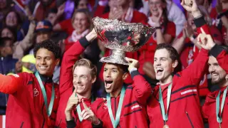 Jugadores de tenis de Canadá celebran este domingo tras ganar la Copa Davis en Málaga.