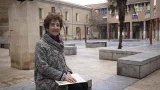 María Arrondo, la primera concejala de Igualdad, frente a la Casa de la Mujer.