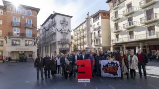 Representantes de la Federación de Partidos de la España Vaciada, en la plaza del Torico de Teruel.