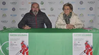 Antonio Betrán, presidente del Club Hielo Jaca; y Adela Sanvicente, presidenta local de la AECC, en el pabellón de hielo.