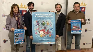 Olga Asensio, Miguel Hernández, Isaac Claver y Álvaro Palau con el cartel de la feria.