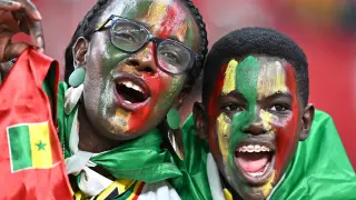 Aficionados de la selección de Senegal dan rienda suelta a sus emociones en el Mundial de Catar.
