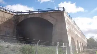Puente sobre el ferrocarril en Teruel que reparará el Mitma.