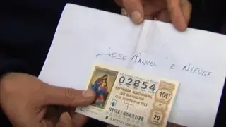 Boleto de lotería de Navidad procedente de una administración de Teruel regalado en una aldea gallega.