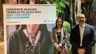 Mayte Pozo, responsable Educación, Investigación y Medios del Grupo Parque de Atracciones y Javier Muñoz, responsable acción social de la territorial Ebro de Caixa Bank.